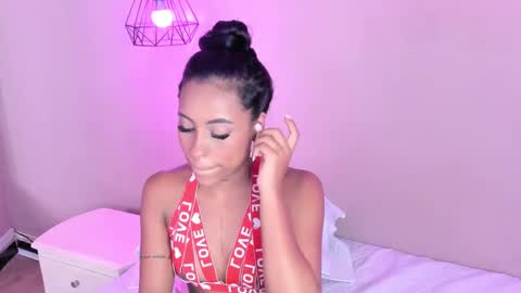 Snapshot of alahia_betancur chatting on March 4, 6:18 pm Alahia online show from March 4, 6:18 pm