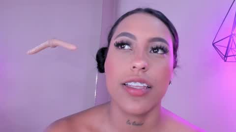 Snapshot of alahia_betancur chatting on March 7, 5:49 pm Alahia online show from March 7, 5:49 pm