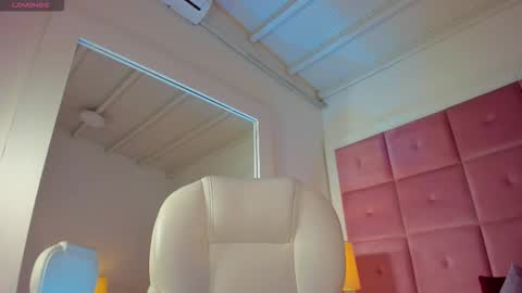 alanah_connors online show from October 27, 1:55 pm