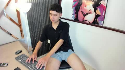alantaylorr_ online show from April 19, 8:22 pm