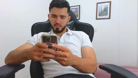 Snapshot of alejandroo_7 chatting on February 14, 8:15 pm alejandroo_7 online show from February 14, 8:15 pm