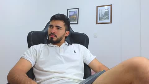 Snapshot of alejandroo_7 chatting on February 8, 1:43 am alejandroo_7 online show from February 8, 1:43 am