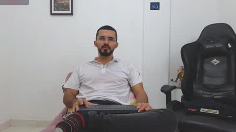 alejandroo_7 online show from February 1, 8:39 pm