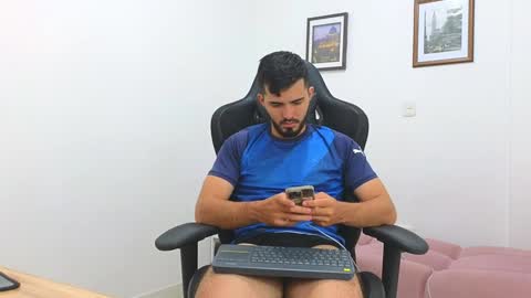 Snapshot of alejandroo_7 chatting on January 31, 8:01 pm alejandroo_7 online show from January 31, 8:01 pm