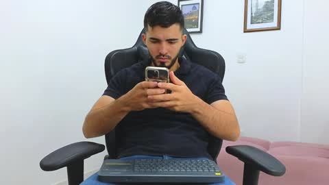 Snapshot of alejandroo_7 chatting on January 25, 11:43 pm alejandroo_7 online show from January 25, 11:43 pm