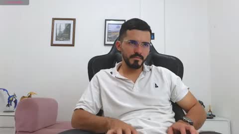 alejandroo_7 online show from October 22, 7:26 pm