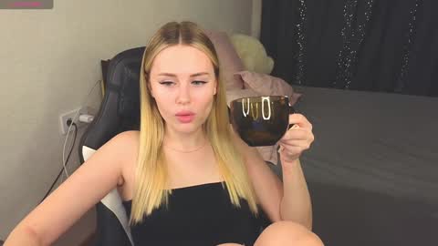 Snapshot of alena_hot_sex chatting on December 30, 7:11 pm Alena online show from December 30, 7:11 pm