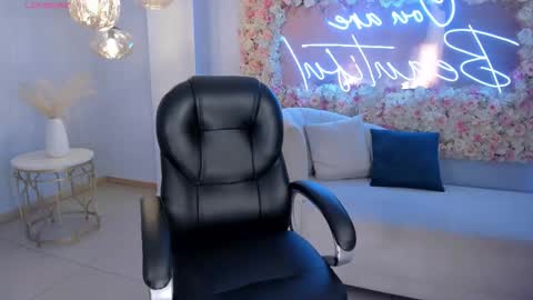 Snapshot of alessaromero chatting on October 8, 8:04 pm ALESSA ROMERO online show from October 8, 8:04 pm