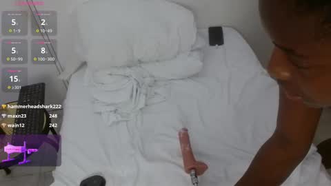 Snapshot of alessiiaa_ chatting on March 6, 12:00 am alessiiaa online show from March 6, 12:00 am