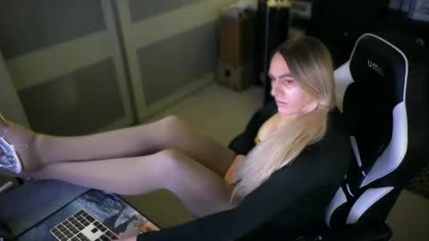 Leyla Leg online show from May 25, 2:56 pm