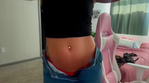 Snapshot of alex499990 chatting on December 5, 4:50 pm alex  online show from December 5, 4:50 pm