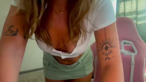 Snapshot of alex499990 chatting on December 3, 5:28 pm alex  online show from December 3, 5:28 pm