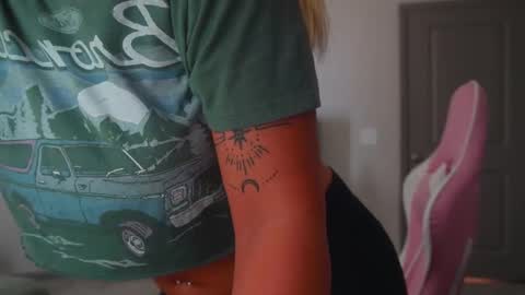 Snapshot of alex499990 chatting on March 7, 6:11 pm alex  online show from March 7, 6:11 pm