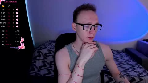 Snapshot of alex_silent chatting on September 18, 1:04 pm alex_silent online show from September 18, 1:04 pm