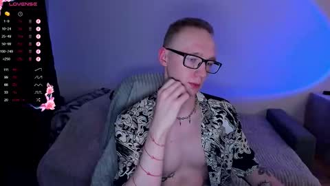 Snapshot of alex_silent chatting on October 14, 1:36 pm alex_silent online show from October 14, 1:36 pm