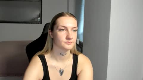 Snapshot of alexafragile chatting on October 1, 1:54 pm Alexa online show from October 1, 1:54 pm