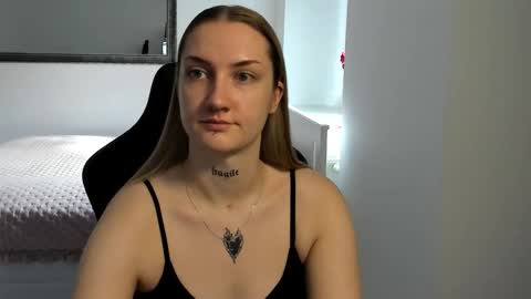 Snapshot of alexafragile chatting on October 18, 11:03 am Alexa online show from October 18, 11:03 am