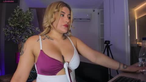 Snapshot of alexariot1 chatting on October 5, 9:00 pm alexariot1 online show from October 5, 9:00 pm