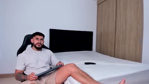 Snapshot of alexxxmachine chatting on December 31, 10:34 pm Alex freelance model instagram alex b229 online show from December 31, 10:34 pm