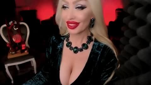 Snapshot of alfa_female chatting on December 24, 7:39 am AlfaFemale online show from December 24, 7:39 am