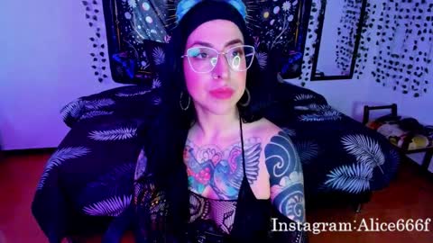 Snapshot of alice666f chatting on October 14, 7:28 pm ALiCE ROSE online show from October 14, 7:28 pm