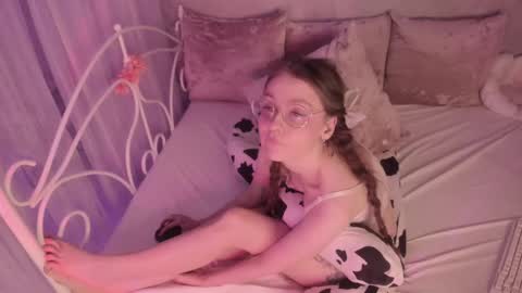 Snapshot of alice_kinky_girl chatting on March 6, 5:33 pm Alice online show from March 6, 5:33 pm