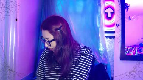 Snapshot of alice_phantom chatting on October 7, 2:57 pm      online show from October 7, 2:57 pm