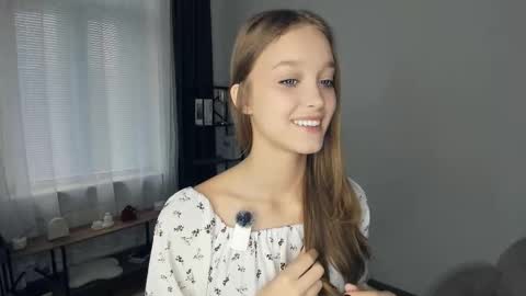 Snapshot of alicemelison chatting on October 19, 8:30 am Serena online show from October 19, 8:30 am