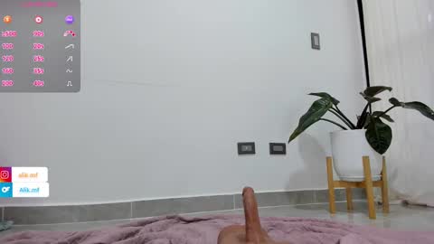 Snapshot of aliciakozlov chatting on September 25, 7:54 pm aliciakozlov online show from September 25, 7:54 pm