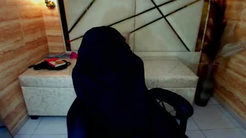 Alie online show from April 23, 8:10 pm