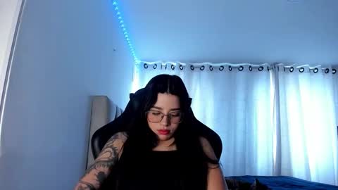 aliice_walker_ online show from October 23, 2:07 pm