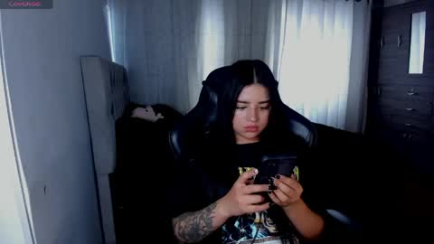 aliice_walker_ online show from April 22, 8:16 pm