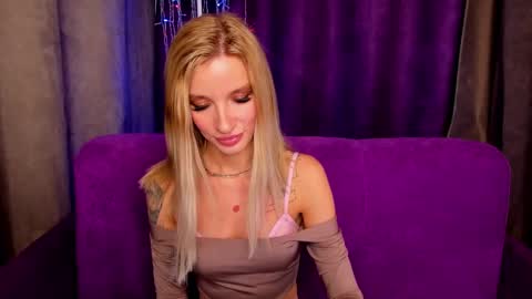 Snapshot of alina_lovelyx chatting on February 16, 1:58 am Alina online show from February 16, 1:58 am