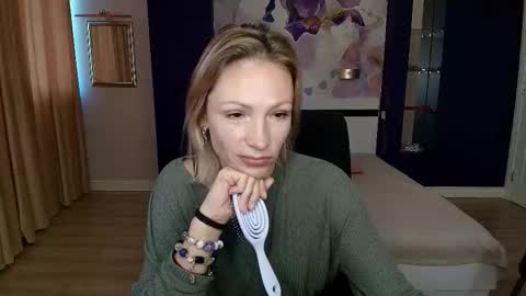 Snapshot of alinamoor chatting on October 16, 8:03 am AlinaMoor online show from October 16, 8:03 am