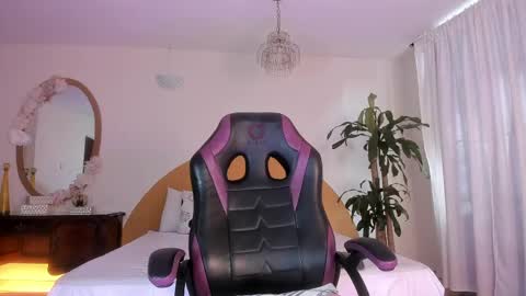 AlinaSimmons online show from April 7, 1:02 pm