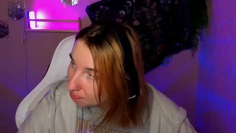 Snapshot of alisun_ chatting on September 18, 8:35 pm A L I C E online show from September 18, 8:35 pm
