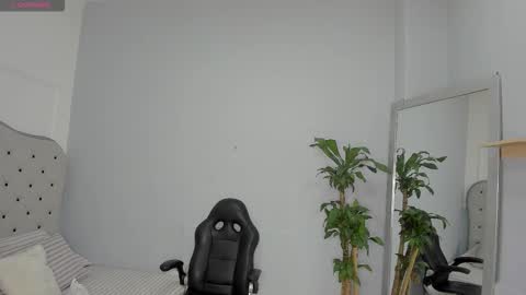 alix_18 online show from October 11, 11:15 am