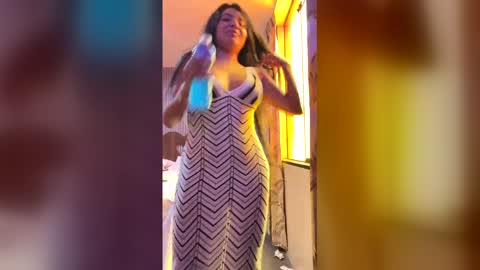 allisonescott21 online show from April 10, 6:01 pm