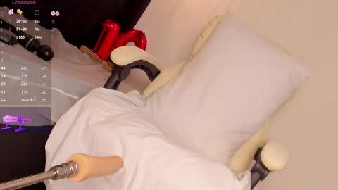 Snapshot of allisonroberts_ chatting on March 4, 11:00 pm Alli online show from March 4, 11:00 pm