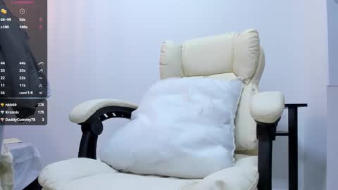 Snapshot of allisonroberts_ chatting on February 15, 2:37 am Alli online show from February 15, 2:37 am