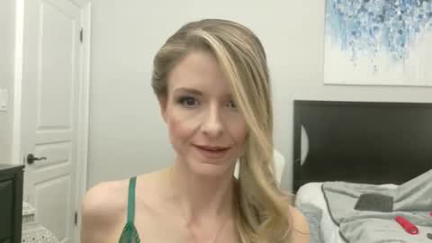Snapshot of alluring_aurora_amor chatting on March 4, 2:49 am Aurora online show from March 4, 2:49 am