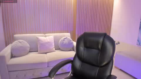 Snapshot of allyjensen chatting on March 7, 10:56 am Alisson online show from March 7, 10:56 am