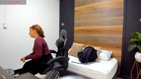 Snapshot of alma_fenix chatting on September 19, 1:37 pm ALMA FENIX online show from September 19, 1:37 pm
