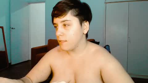 Snapshot of almondonwheels chatting on January 16, 4:17 am Almond online show from January 16, 4:17 am