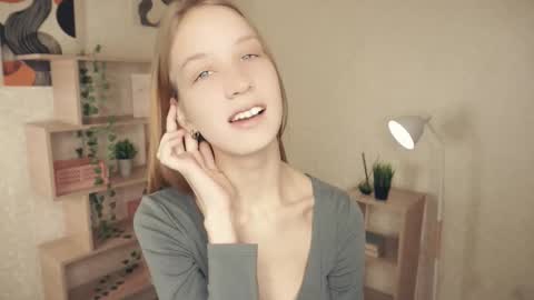 Snapshot of alyshaanzaldua chatting on October 17, 8:40 am Harper online show from October 17, 8:40 am