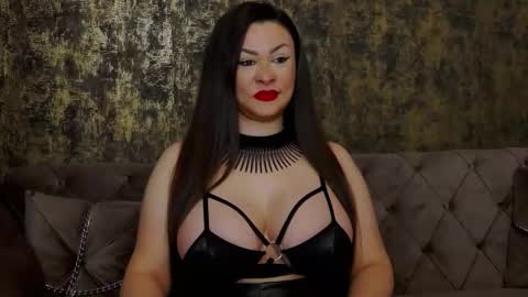 Snapshot of ambercrost chatting on October 6, 5:14 am Goddess Amber online show from October 6, 5:14 am