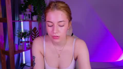 ameliarosaline online show from May 11, 3:13 am