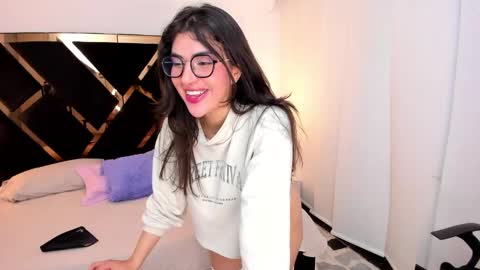 Snapshot of ameliie_saenz chatting on February 5, 1:58 am Ameli online show from February 5, 1:58 am