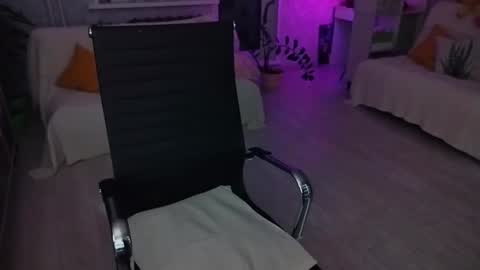 Mila online show from November 8, 8:01 pm