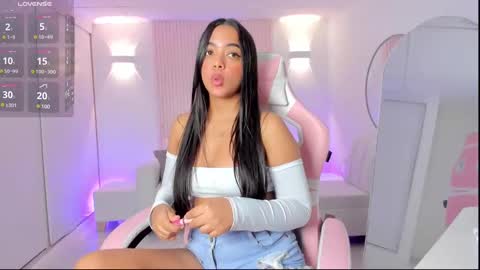 Snapshot of amy_medina_ chatting on March 6, 5:22 pm Emily online show from March 6, 5:22 pm